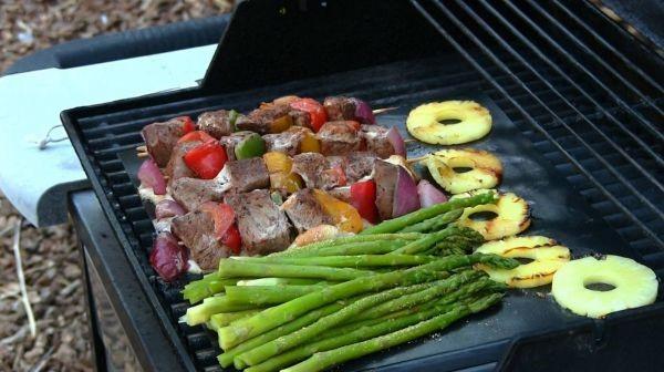 zeleninu a mäso na koberci