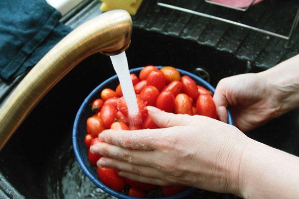 opláchnite paradajky