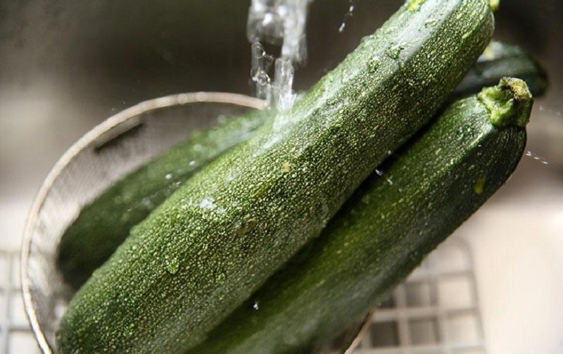 Waschen Sie die Zucchini