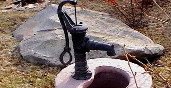 Handpumpe zur Wasseraufnahme