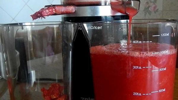 bir meyve sıkacağı ile domates suyu