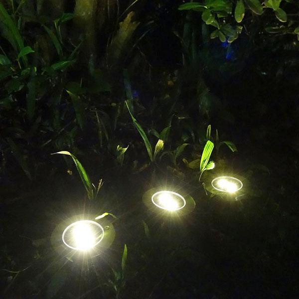 lampy na zahradě