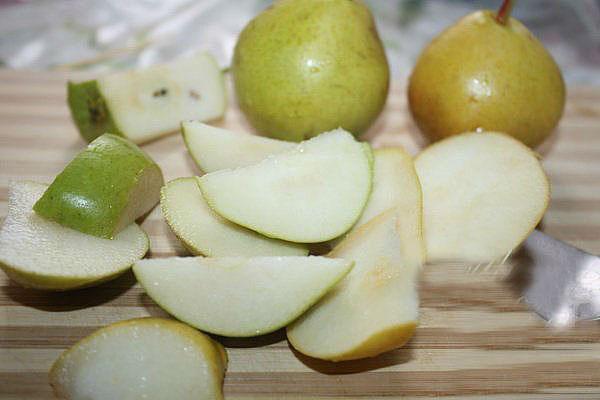 wash and cut pears