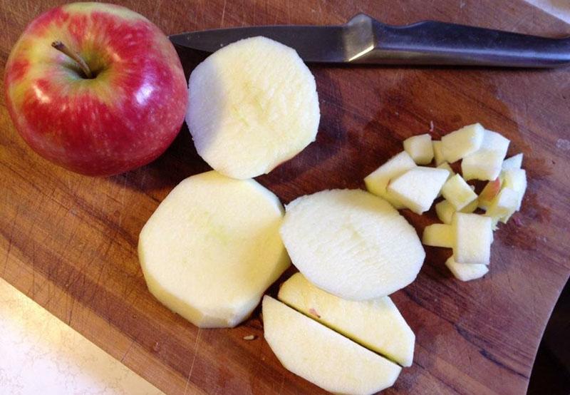ξεφλουδίστε και κόψτε τα μήλα