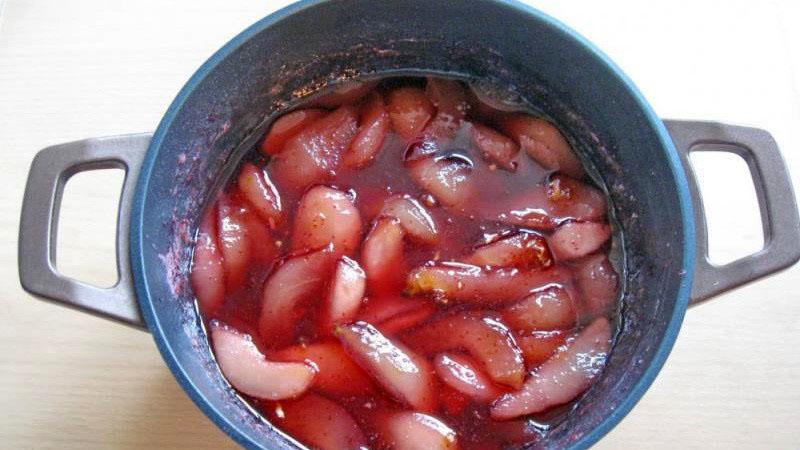 ต้ม lingonberries และลูกแพร์ในน้ำเชื่อม
