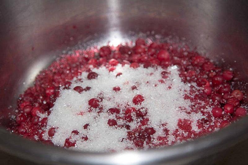 boil lingonberries with sugar