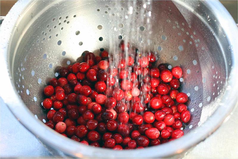 จัดเรียงและล้าง lingonberries