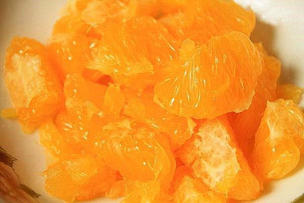 drobno posiekaj pomarańczę