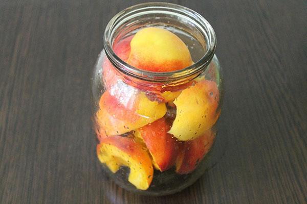 peaches in a jar