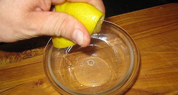Saft aus einer Zitrone