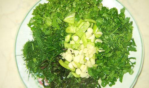 masukkan herba dan bawang putih ke salad
