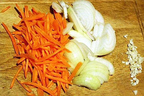 picar cebollas y zanahorias para ensalada