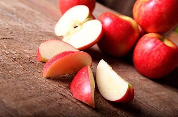 tăiați merele curate în bucăți
