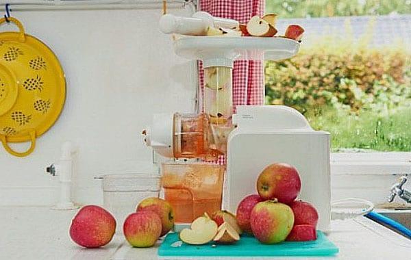pressa saften från äpplen med en juicepress