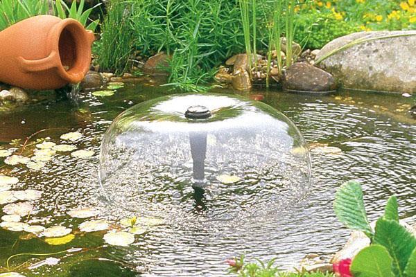 malá fontána na zahradě