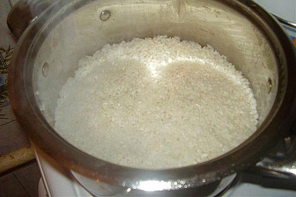 cuocere il riso fino a metà cottura