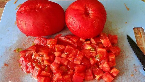 Die geschälten Tomaten in Würfel schneiden