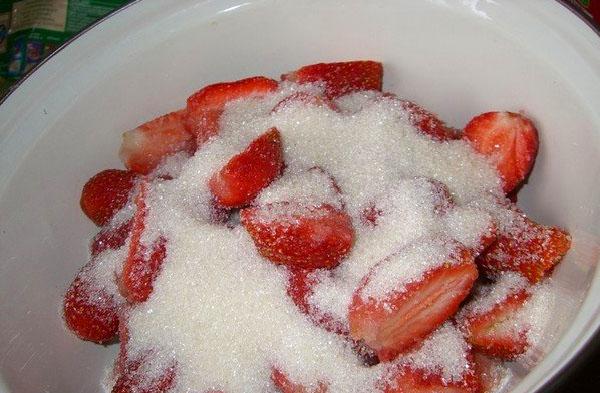 покрийте втората част от ягодите със захар