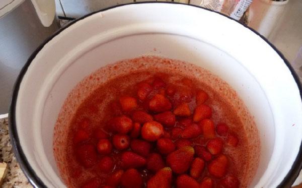 Ganze Beeren 5 Minuten in Erdbeerpüree kochen