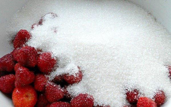 cubra as frutas selecionadas com açúcar