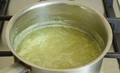 bollire la purea di melone con lo zucchero