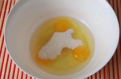 slå ägg med socker