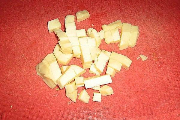 snijd de harde kaas in blokjes