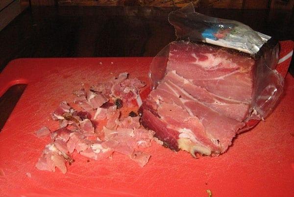 snijd het gerookte vlees in blokjes