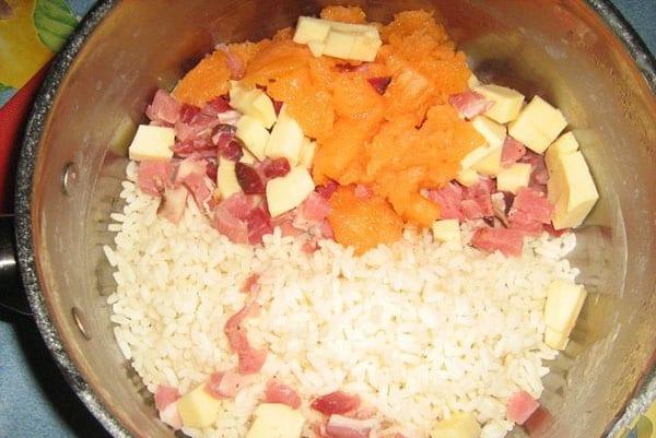 combinați carnea, orezul fiert, pepenele, brânza