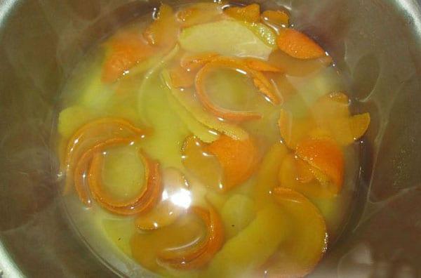 magdagdag ng orange zest at juice