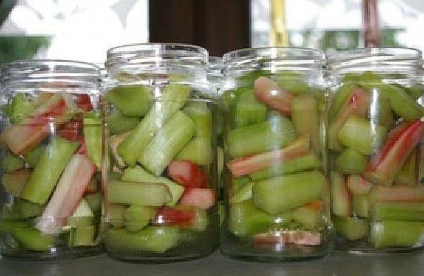 put rhubarb in jars and pour boiling water