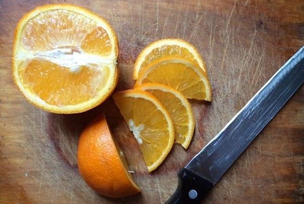 hacka apelsinen med skalet