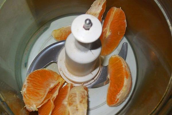 toacă portocalele într-un blender