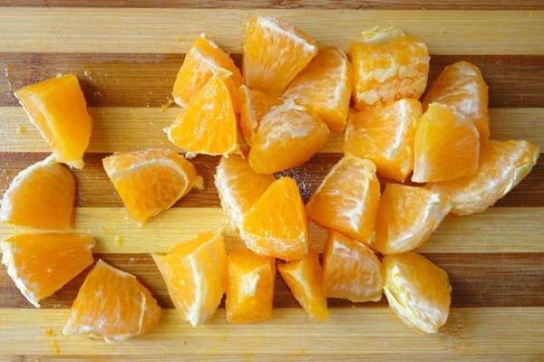 olúpte a nakrájajte citrusové plody