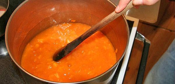 cook mashed apricot with sugar