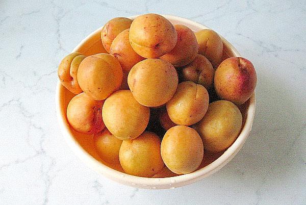 wash and dry the apricots