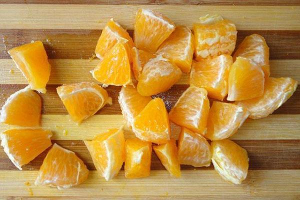 накълцайте портокала и отстранете семките