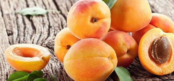 světlé šťavnaté meruňkové ovoce