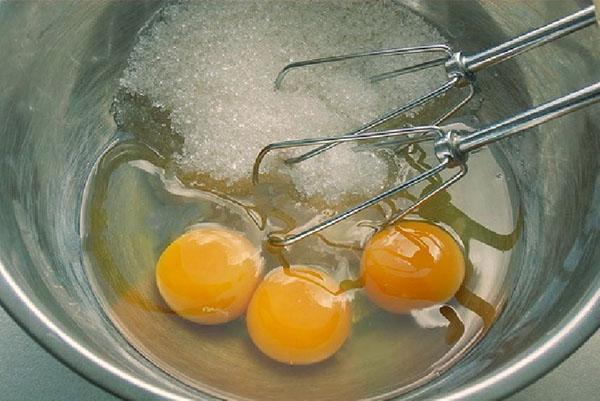 разбийте яйца със захар
