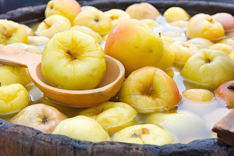 uma receita simples para maçãs embebidas