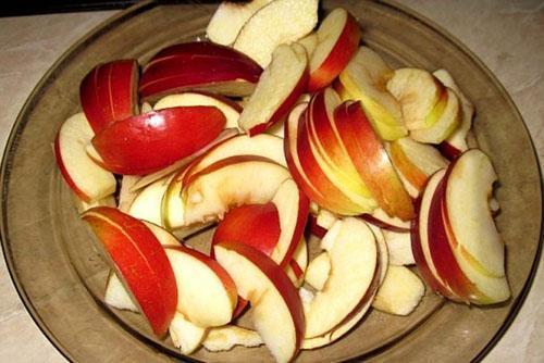 sagrieziet ābolus šķēlēs