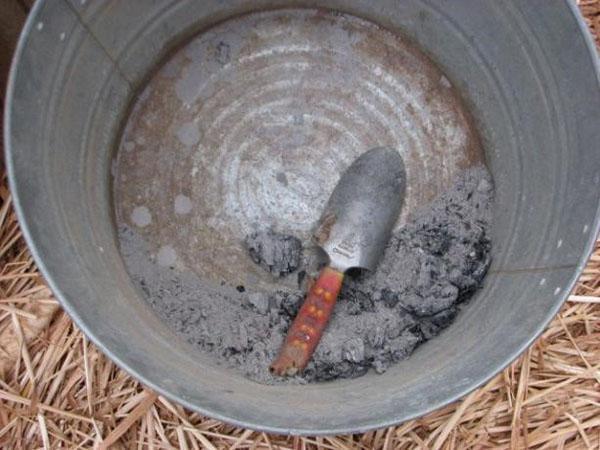 popel ze dřeva v kbelíku