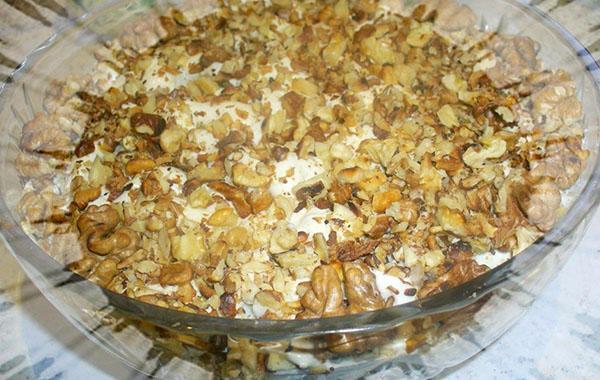 salát s vlašskými ořechy a sušenými švestkami