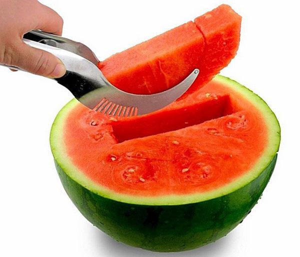 haal een mooi stuk watermeloen tevoorschijn