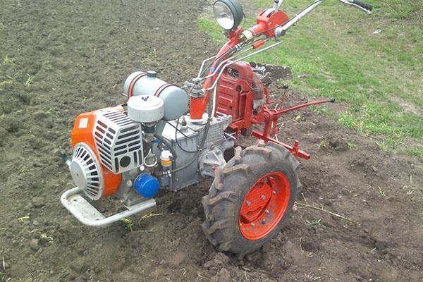 tractor con operador a pie en funcionamiento