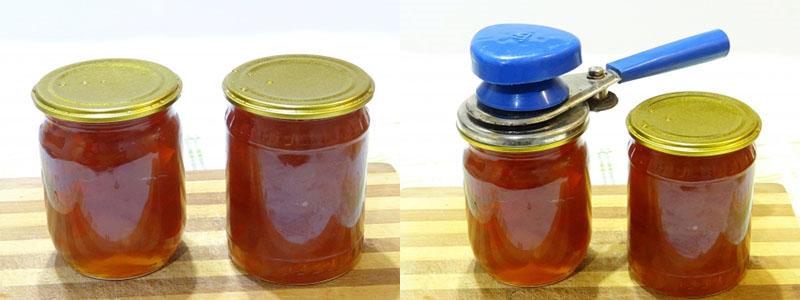 Marmelade in Gläser packen