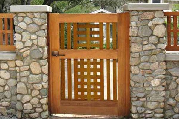 Porta de fusta de bricolatge