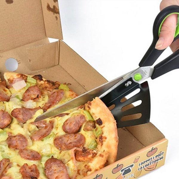 skär pizza med en saxkniv