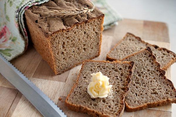 žitno-pšeničný chléb v pekárně