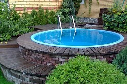 Pool im Sommerhaus